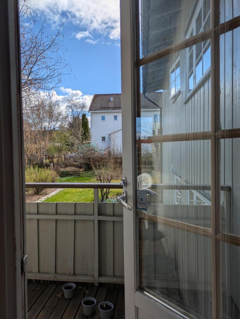 Hybel H4 har egen veranda mot syd